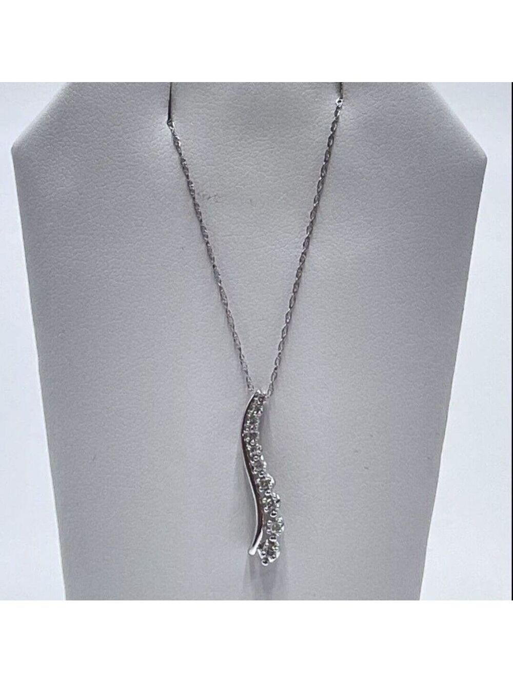 10K White Gold 1/10 CTTW Diamond Pendant Necklace 20"